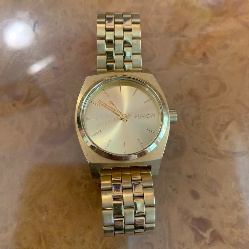 ✨gold nixon watch✨